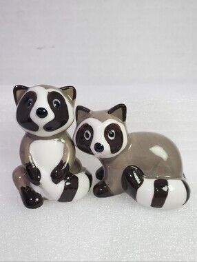 Cracker Barrel Old Country Store Salt and Pepper Shaker Racoons